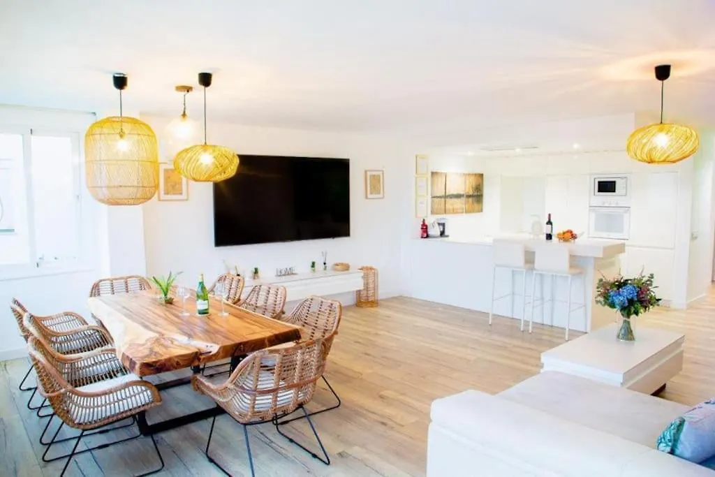 Beautiful Spacious Two Bed Facing The Ocean! contacts